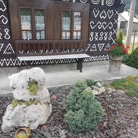 Malovana Drevenicka V Cicmanoch * Čičmany