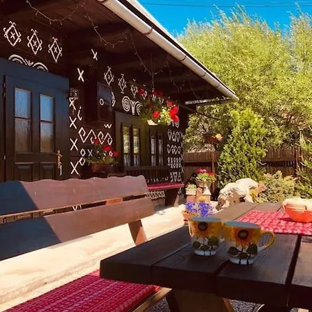 Malovana Drevenicka V Cicmanoch بيت للعطل Čičmany