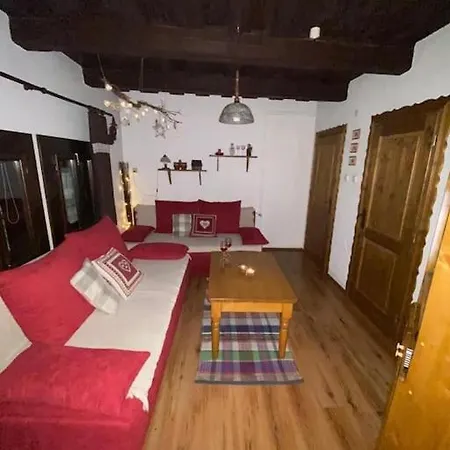 Malovana Drevenicka V Cicmanoch * Čičmany